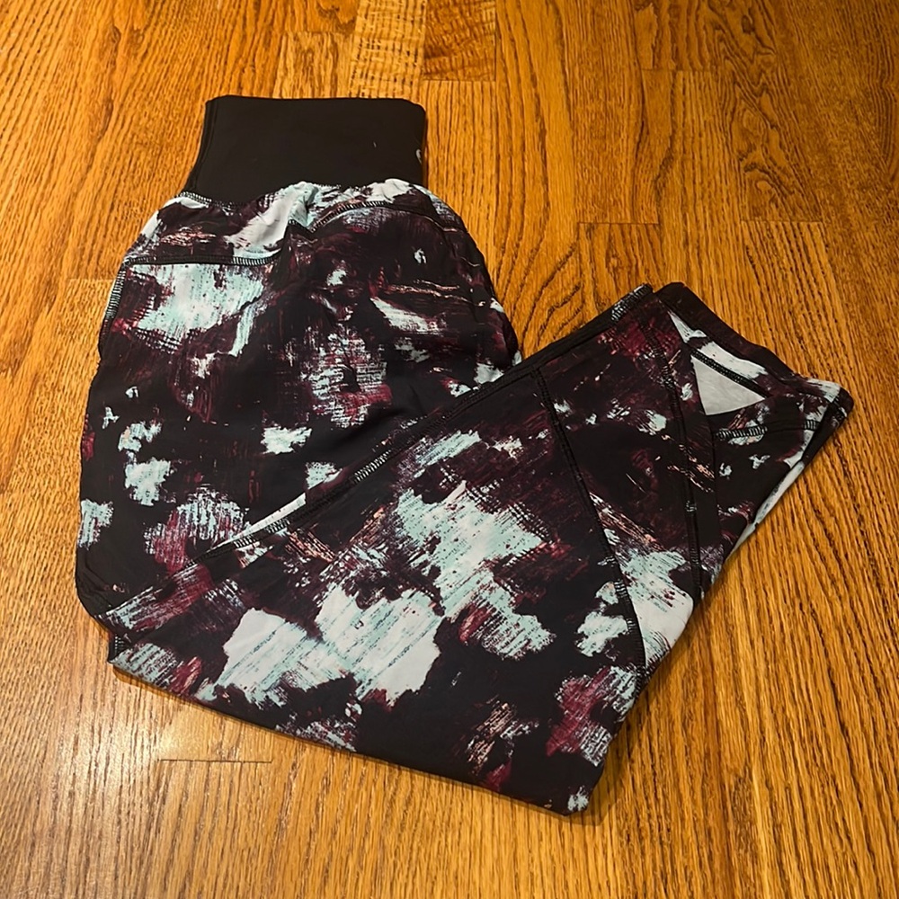 Lululemon Woman’s Printed Leggings Size 6